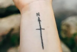 30 tatuagens de bússola criativas para você se inspirar