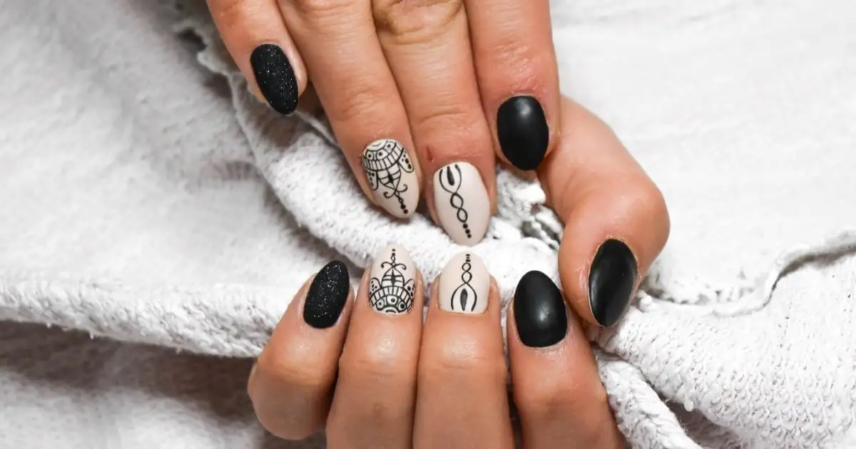 18 sugestões de unhas decoradas pretas para você arrasar