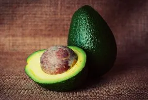 Abacate no cabelo: os benefícios da fruta na hidratação