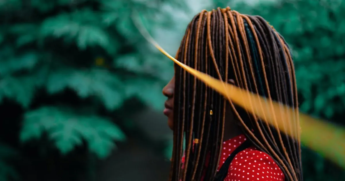 Dread feminino: tipos, cuidados e famosas que adotaram